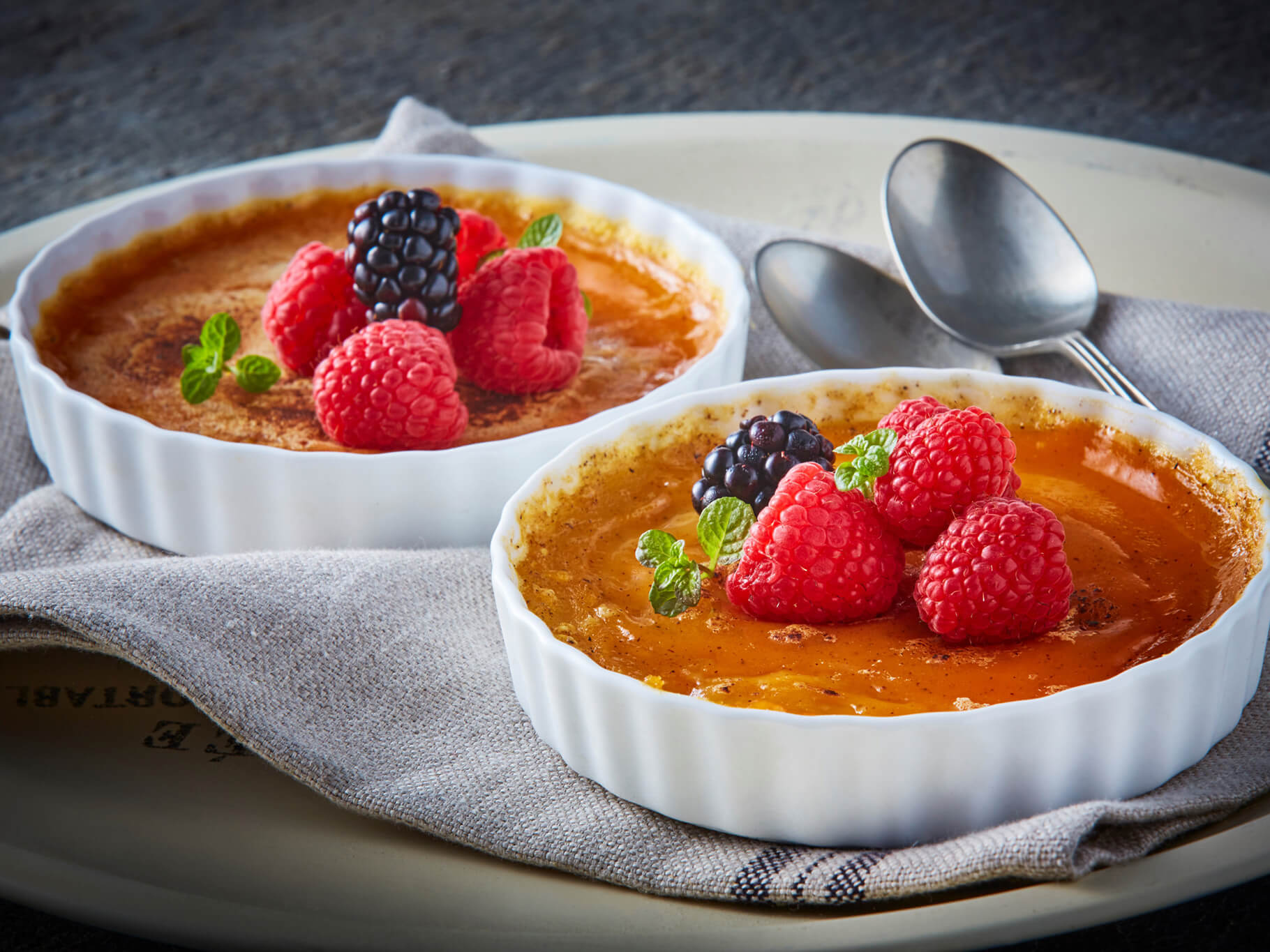 Crème Brûlée con queso tipo Manchego extramadurado con arándanos